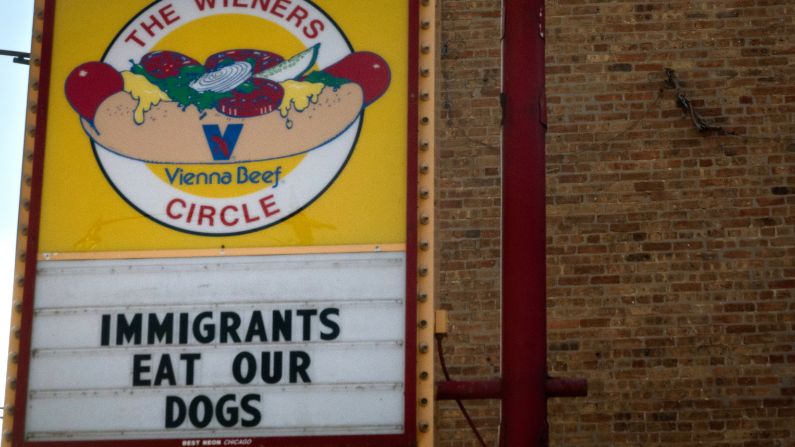 Un letrero en The Wieners Circle, un popular restaurante de hot dogs, dice "LOS INMIGRANTES SE COMEN NUESTROS PERROS" en referencia a una declaración del candidato presidencial republicano, el expresidente Donald Trump, durante su debate de la noche del martes contra la candidata demócrata a la presidencia, la vicepresidenta de EE.UU., Kamala Harris, el 12 de septiembre de 2024 en Chicago, Illinois. (Scott Olson/Getty Images)