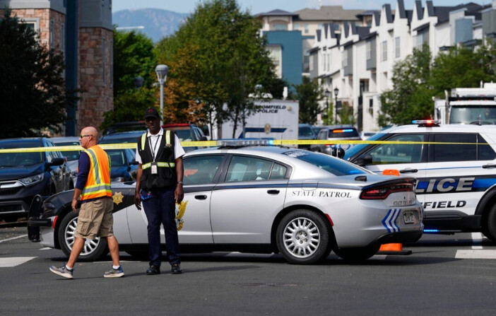 Agentes de la ley en el lugar de un tiroteo en un complejo de apartamentos en Broomfield, Colorado, el 12 de septiembre de 2024. (David Zalubowski/Foto AP). 
