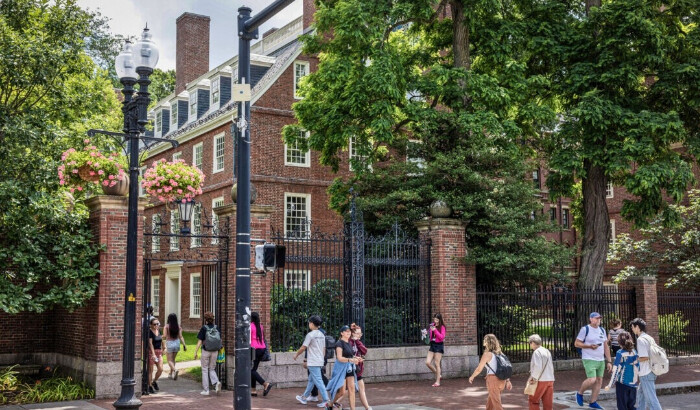 Las personas pasan por la puerta de Harvard Yard en el campus de la Universidad de Harvard en Cambridge, Massachusetts, el 29 de junio de 2023. (Scott Eisen/Getty Images).