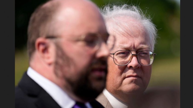 El candidato libertario al Congreso por Iowa, Charles Aldrich (d), y Marco Battaglia, hablan con los periodistas en Des Moines, Iowa, el 10 de septiembre de 2024. (Charlie Neibergall/Foto AP)