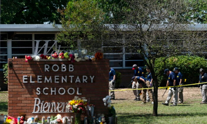 Investigadores buscan evidencia afuera de la escuela primaria Robb después de que un joven de 18 años mató a 19 estudiantes y dos maestros, en Uvalde, Texas, el 25 de mayo de 2022. (Jae C. Hong/AP Photo)