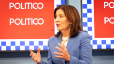 La gobernadora de Nueva York, Kathy Hochul, firma ley de prevención del suicidio