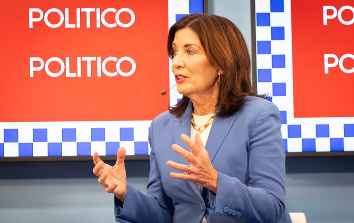 La gobernadora de Nueva York, Kathy Hochul, habla en Chicago, el 19 de agosto de 2024. (John Fredricks/The Epoch Times)