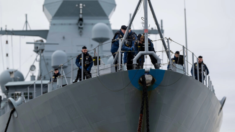 Marineros de una fragata de la Marina alemana se preparan para partir hacia su despliegue en Wilhelmshaven, Alemania, el 8 de febrero de 2024. (David Hecker/Getty Images)
