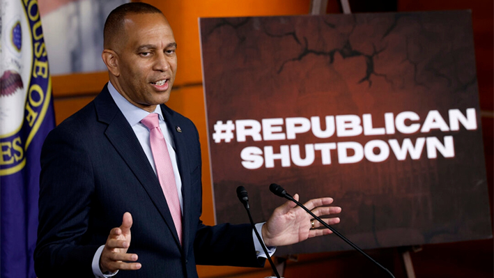 El líder de la minoría en la Cámara de Representantes, el demócrata Hakeem Jeffries, ofrece una rueda de prensa en el Centro de Visitantes del Capitolio de Estados Unidos, en Washington, el 12 de septiembre de 2024. (Chip Somodevilla/Getty Images)
