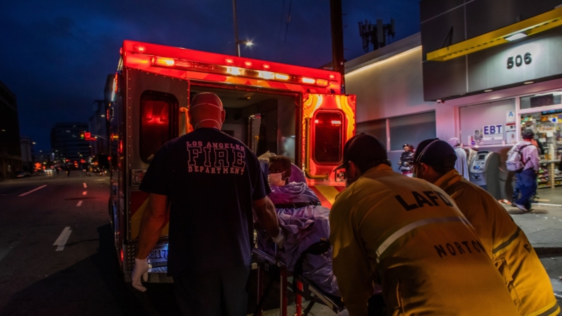 Foto de archivo: Los paramédicos de la Estación No. 9 del Departamento de Bomberos de Los Ángeles (LAFD) en labores de rescate  (APU GOMES/AFP via Getty Images)