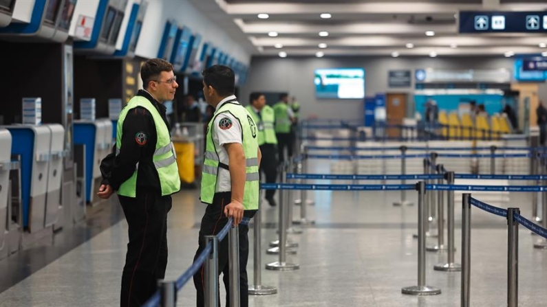 Fotografía que muestra trabajadores hablando este viernes 13 de septiembre de 2024 en un área del aeropuerto Jorge Newbery de la ciudad de Buenos Aires (Argentina). EFE/Juan Ignacio Roncoroni