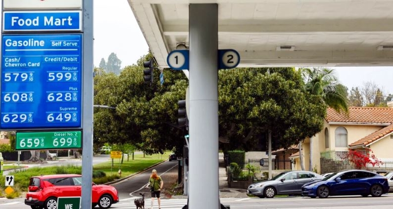 Una gasolinera Chevron en Los Ángeles el 22 de mayo de 2023. (Mario Tama/Getty Images)