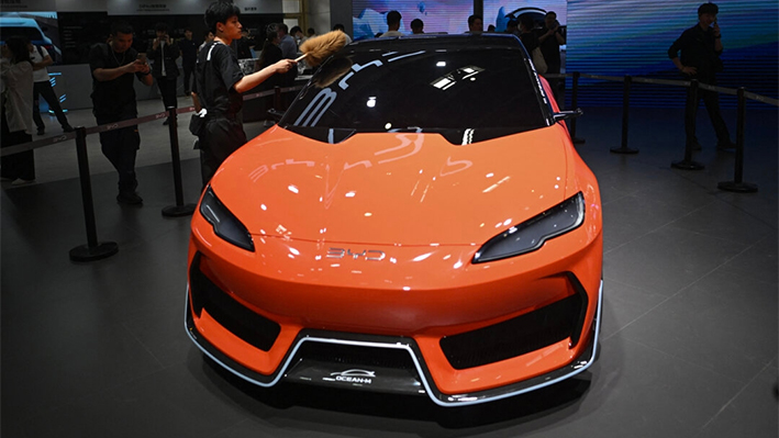 Un coche eléctrico BYD Ocean-M se exhibe en el Salón del Automóvil de Beijing el 25 de abril de 2024. (Pedro Pardohoto de Pedro/AFP vía Getty Images)