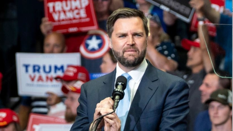 El candidato republicano a la vicepresidencia, el senador JD Vance, habla en el Van Andel Arena de Grand Rapids, Michigan, el 20 de julio de 2024. (Madalina Vasiliu/The Epoch Times)