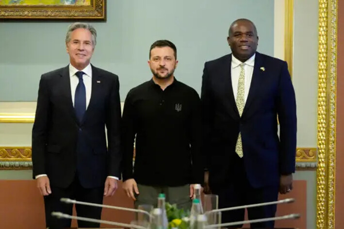 El secretario de Estado estadounidense Antony Blinken (izq.) y el ministro de Asuntos Exteriores británico David Lammy (dcha.) se reúnen con el presidente ucraniano Volodimir Zelenski en el Palacio Mariinsky de Kiev, Ucrania, el 11 de septiembre de 2024. (Mark Schiefelbein/Pool vía AP Photo)