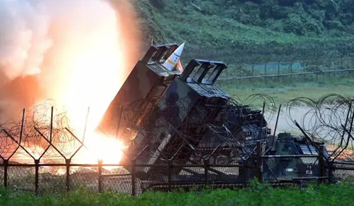 El sistema de misiles tácticos del ejército de Estados Unidos (ATACMS) dispara un misil al mar durante un ejercicio de misiles en la costa este de Corea del Sur, el 29 de julio de 2017. (Ministerio de Defensa de Corea del Sur a través de Getty Images)El sistema de misiles tácticos del ejército de Estados Unidos (ATACMS) dispara un misil al mar durante un ejercicio de misiles en la costa este de Corea del Sur, el 29 de julio de 2017. (Ministerio de Defensa de Corea del Sur a través de Getty Images)