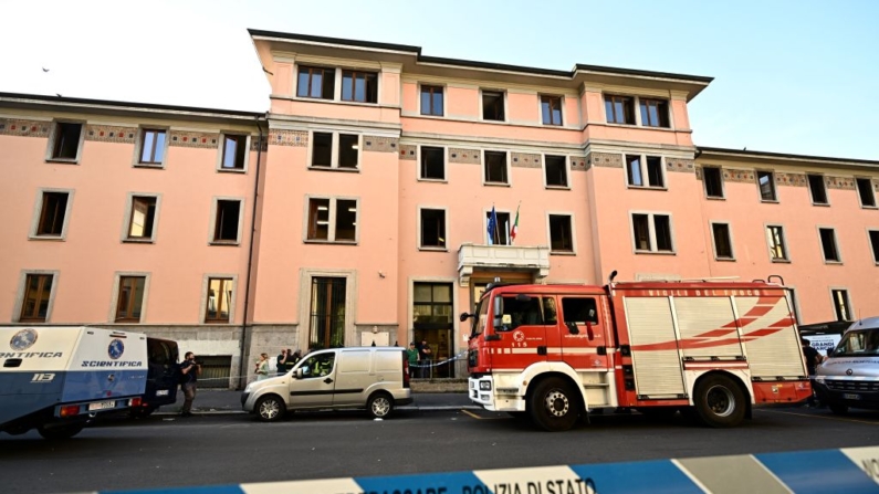 Un vehículo de bomberos estacionado frente a un edificio en Milán (Italia), el 7 de julio de 2023. (Gabriel Bouys/AFP vía Getty Images)