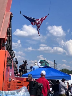 Una bandera estadounidense se retuerce en la forma de lo que algunas personas vieron como un ángel unas dos horas antes de un intento de asesinato contra el expresidente Donald Trump en Butler, Pensilvania, el 13 de julio de 2024. (Janice Hisle/The Epoch Times)