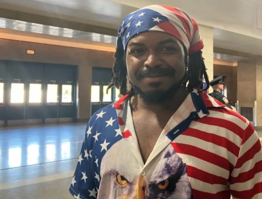 Chiedu Chika, de 22 años, de Maryland, asiste a una sesión de un foro ciudadano con el expresidente Donald Trump en el New Holland Arena de Harrisburg, Pensilvania, el 4 de septiembre de 2024. (Janice Hisle/The Epoch Times)