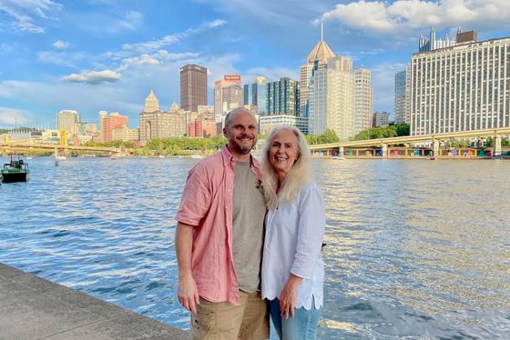 Brad Jones y su esposa, Donna Jones, quienes viven en las afueras de Butler, Pensilvania, posan para una foto en Pittsburgh, Pensilvania, el 13 de agosto de 2024. (Cortesía de Brad Jones)