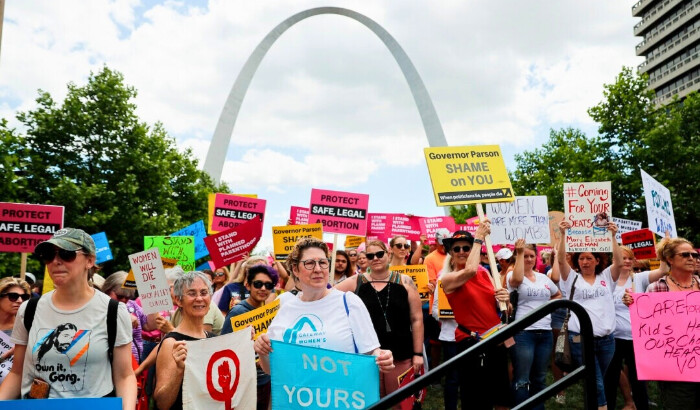 ARCHIVO - Partidarios del derecho al aborto participan en una protesta, el 30 de mayo de 2019, en St. Louis.    (AP Photo/Jeff Roberson, Archivo)