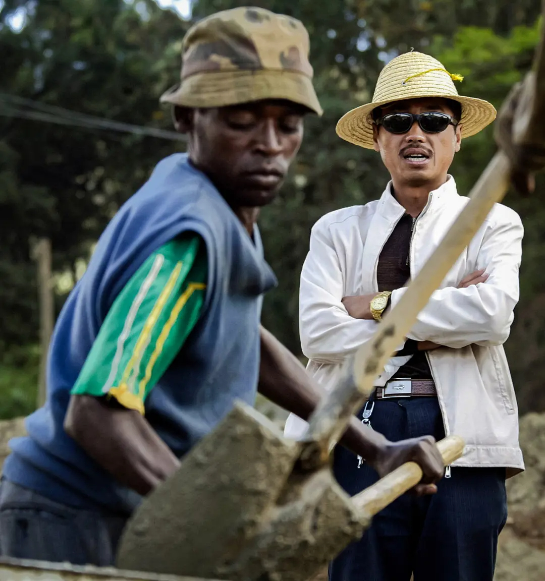 Un trabajador de la construcción chino (dcha.) supervisa la construcción de una carretera en Addis Abeba, Etiopía, el 27 de abril de 2007. (Simon Maina/AFP vía Getty Images)