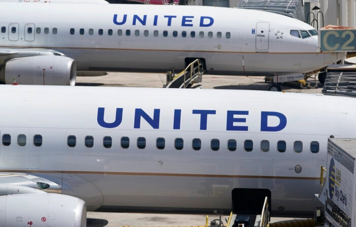 Dos Boeing 737 de United Airlines estacionados en la puerta de embarque del Aeropuerto Internacional Fort Lauderdale-Hollywood en Fort Lauderdale, Florida, el 7 de julio de 2022. (Wilfredo Lee/Foto AP). 