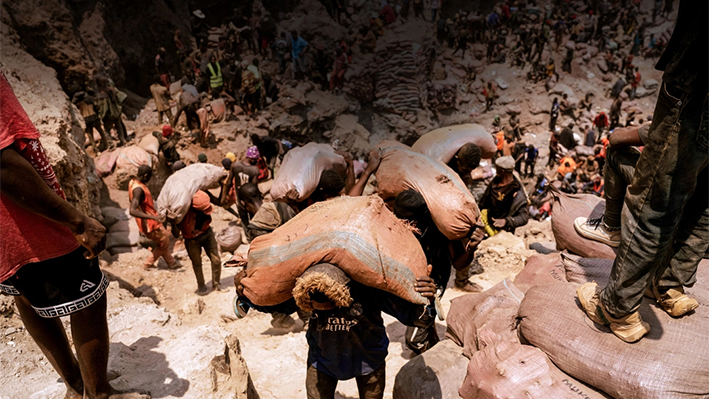 Mineros artesanales transportan sacos de mineral en la mina artesanal de Shabara, cerca de Kolwezi, República Democrática del Congo, el 12 de octubre de 2022. (Junior Kannah/AFP vía Getty Images)
