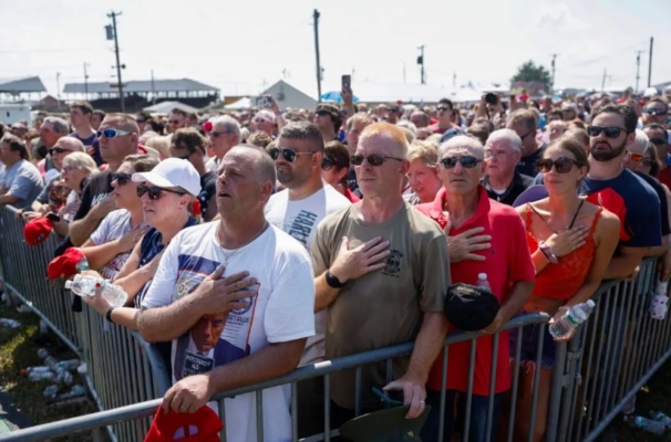 La gente participa en el juramento de lealtad en un mitin de campaña del candidato presidencial republicano y expresidente de EE.UU. Donald Trump, en Butler Farm Show Inc. en Butler, Pensilvania, el 13 de julio de 2024. (Anna Moneymaker/Getty Images)