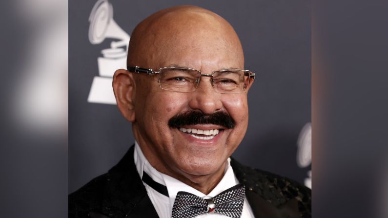 Oscar D'León asiste a la Gala de la Persona del Año 2021 de La Academia Latina de la Grabación en honor a Rubén Blades en el Michelob ULTRA Arena el 17 de noviembre de 2021 en Las Vegas, Nevada. (Arturo Holmes/Getty Images)