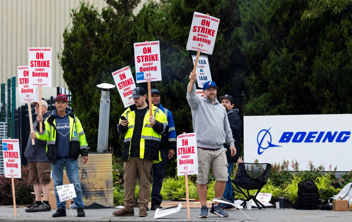 Los trabajadores de la fábrica de Boeing se reúnen en un piquete durante el primer día de huelga cerca de la entrada de una planta de producción en Renton, Washington, EE.UU., el 13 de septiembre de 2024. (REUTERS/Matt Mills McKnight)