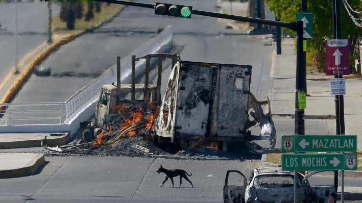 Fotografía de vehículos calcinados tras los enfrentamientos de fuerzas federales con grupos armados, en la ciudad de Culiacán, estado de Sinaloa, México. Imagen de archivo. (EFE/Juan Carlos Cruz)