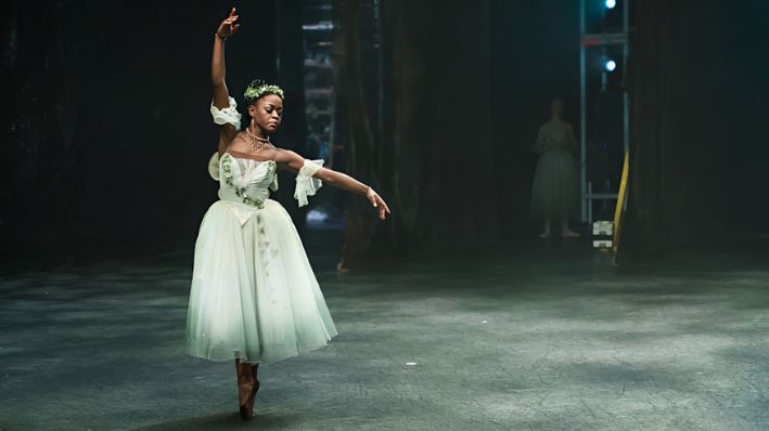 Michaela DePrince interpreta a "Giselle" con el English National ballet en el Coliseum el 13 de enero de 2017, en Londres, Inglaterra. (Ian Gavan/Getty Images)