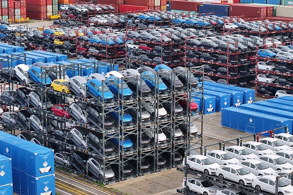 Coches apilados listos para ser cargados en un barco para su exportación en el puerto de Taicang, en la provincia china de Jiangsu, el 16 de julio de 2024. (AFP vía Getty Images)