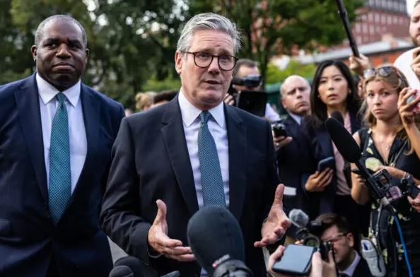 El primer ministro del Reino Unido, Keir Starmer, habla con los periodistas tras una reunión bilateral con el presidente Joe Biden en la Casa Blanca en Washington, el 13 de septiembre de 2024. (Anna Rose Layden/Getty Images)