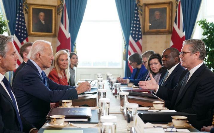 El primer ministro Sir Keir Starmer (a la derecha) y el ministro de Asuntos Exteriores David Lammy (segundo a la derecha) durante una reunión con el presidente Joe Biden (segundo a la izquierda) en el Salón Azul de la Casa Blanca en Washington, el 13 de septiembre de 2024. (Stefan Rousseau/PA Wire/Getty Images)