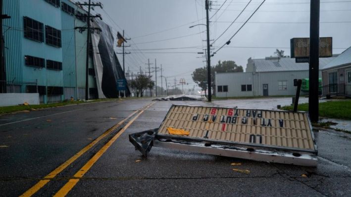 Un anuncio en la avenida después de que el huracán Francine arrasara Houma, La., el 11 de septiembre de 2024. (Brandon Bell/Getty Images)