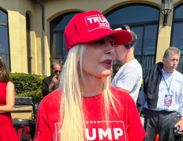 Rebecca Simon, residente de Rancho Palos Verdes desde hace 30 años, dijo que se sintió alentada por la promesa del expresidente Donald Trump de ayudar a su comunidad el 13 de septiembre de 2024. (Jill McLaughlin/The Epoch Times)