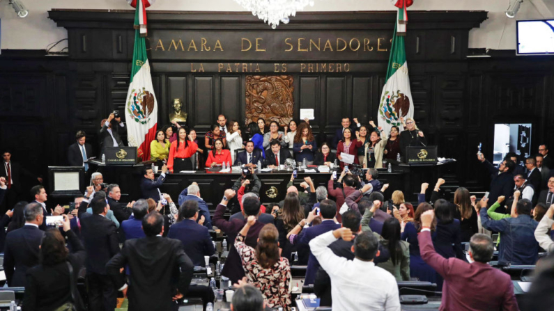 Los miembros del Senado de México celebran después de aprobar la controvertida reforma judicial en la cámara del Senado en la Ciudad de México (México) el 11 de septiembre de 2024. (César Sánchez/AFP vía Getty Images)