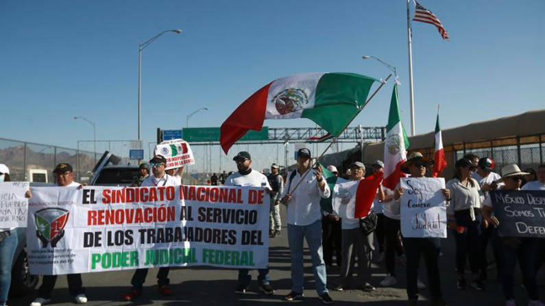 Personal del Poder Judicial de la Federación protesta contra la Reforma Judicial en el Puente Internacional Córdova de las Américas este viernes 13 de septiembre de 2024  en Ciudad Juárez (México). EFE/Luis Torres