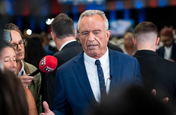 Robert F. Kennedy Jr. habla con los periodistas antes del debate presidencial entre el candidato republicano, el expresidente Donald J. Trump, y la candidata demócrata, la vicepresidenta Kamala Harris, en Filadelfia, Pensilvania, el 10 de septiembre de 2024. (Madalina Vasiliu/The Epoch Times)