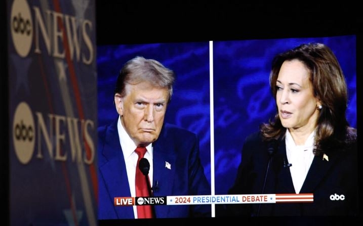 La vicepresidenta y candidata presidencial demócrata Kamala Harris y el expresidente de EE.UU. y candidato presidencial republicano Donald Trump en una pantalla mientras participan en un debate presidencial en el Centro Nacional de la Constitución en Filadelfia el 10 de septiembre de 2024. (Matthew Hatcher/AFP vía Getty Images)