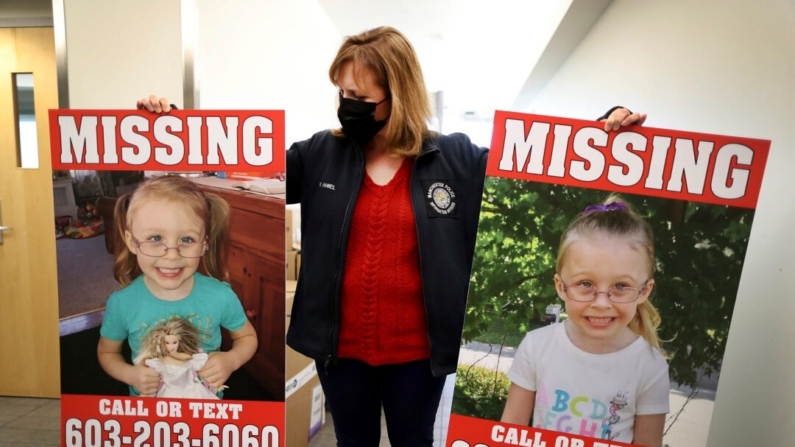 La Oficial de Información Pública de la Policía de Manchester, Heather Hamel, sostiene dos carteles de recompensa, el 4 de enero de 2022, en Manchester, N.H., que muestran a la niña desaparecida Harmony Montgomery. (John Tlumacki/The Boston Globe vía AP).