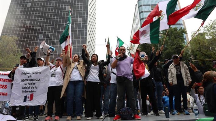 Trabajadores del poder judicial de la federación protestan en los alrededores del Senado de la República, en Ciudad de México, México, el miércoles 11 de septiembre. (EFE/ Sáshenka Gutiérrez)