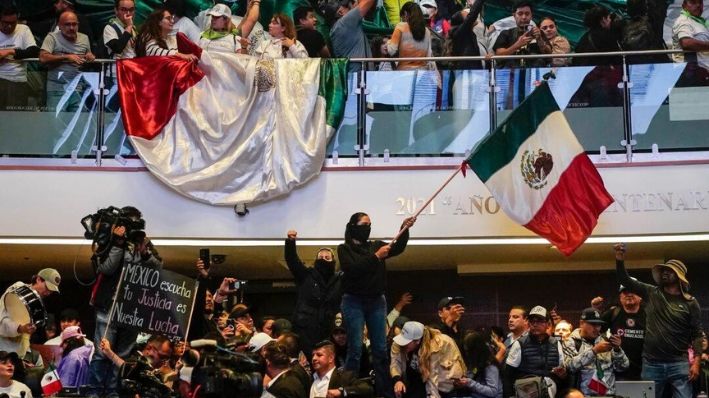 Los manifestantes interrumpen una sesión en la que los legisladores estaban debatiendo la reforma judicial propuesta por el gobierno, en el Senado de la Ciudad de México, México, el 10 de septiembre de 2024. (Felix Márquez/AP Photo)