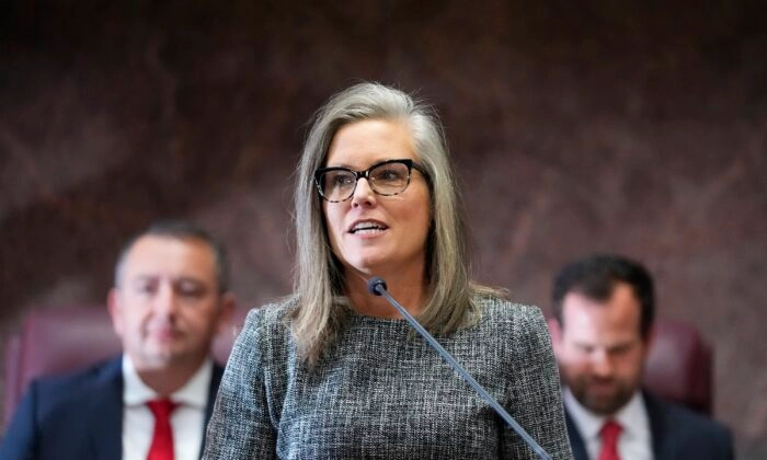 La gobernadora de Arizona Katie Hobbs ofrece su discurso de Estado en el Capitolio de Arizona en Phoenix el 9 de enero de 2023. Ross D. Franklin/Foto AP