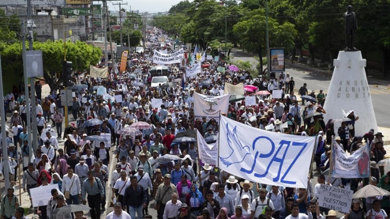 Personas participan en una manifestación por la paz y contra el aumento de la violencia del narcotráfico en el estado de Chiapas, el 13 de septiembre de 2024 en Tuxtla Gutiérrez (México). EFE/Carlos López