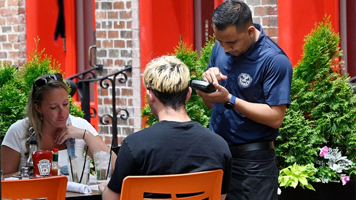 Un camarero trabaja en un restaurante de Alexandria, Virginia, el 3 de junio de 2022. (Olivier Douliery/AFP vía Getty Images)
