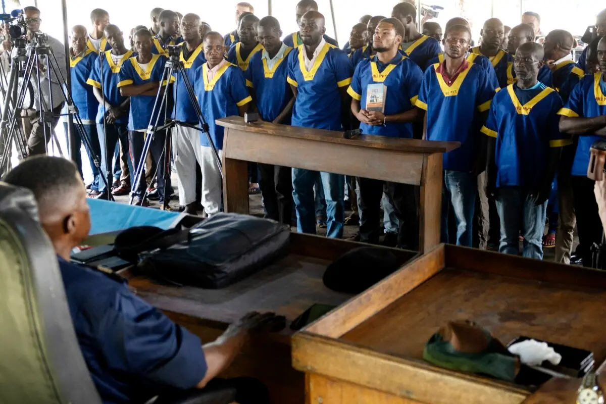 El estadounidense Marcel Malanga, cuarto a la derecha, junto a otras personas durante el veredicto de un tribunal en Congo, Kinshasa, el 13 de septiembre de 2024. (Samy Ntumba Shambuyi/Foto AP)