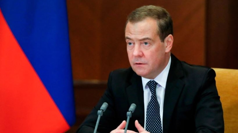 El expresidente ruso y actual vicepresidente del Consejo de Seguridad, Dmitri Medvedev, habla durante una reunión en Moscú, Rusia, el 22 de febrero de 2022. (Yekaterina Shtukina/Sputnik, Foto de archivo del Gobierno vía AP)