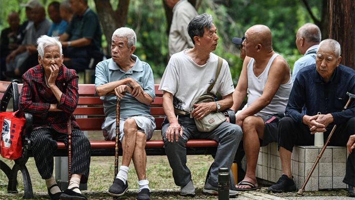 Ancianos descansan en un parque de Fuyang, en la provincia oriental china de Anhui, el 13 de septiembre de 2024. (STR/AFP vía Getty Images)
