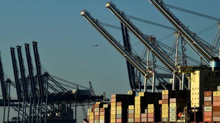 Las grúas apilan contenedores de carga en el puerto de Baltimore en Baltimore, Md., el 10 de noviembre de 2021. (Brendan Smialowski/AFP vía Getty Images)