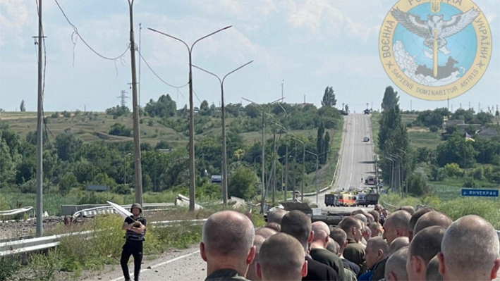 Un hombre con una bandera blanca camina por una carretera durante un intercambio de prisioneros en el lugar dado como Zaporizhzhia, Ucrania, en esta foto de distribución publicada el 29 de junio de 2022. (Cortesía de la Inteligencia Militar de Ucrania/Handout via Reuters)
