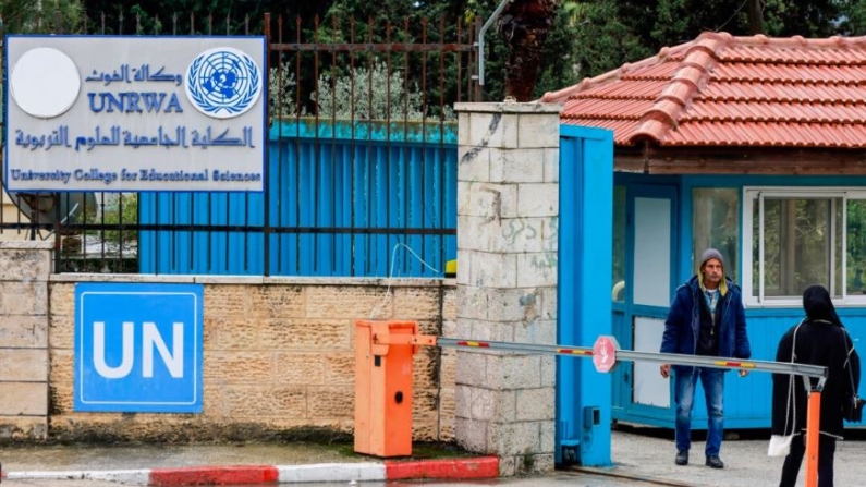 Palestinos en la entrada del Colegio Universitario de Ciencias de la Educación de la UNRWA en la ciudad de Ramallah, Cisjordania ocupada, el 29 de enero de 2024. (Jaafar Ashtiyeh/AFP vía Getty Images)